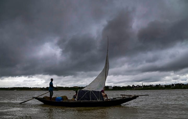 শনি ও রবিবার বজ্রবিদ্যুৎ সহ ও বৃষ্টি হতে পারে কলকাতা হাওড়া হুগলি নদীয়া উত্তর ও দক্ষিণ ২৪ পরগনা পূর্ব ও পশ্চিম মেদিনীপুর জেলাতে।