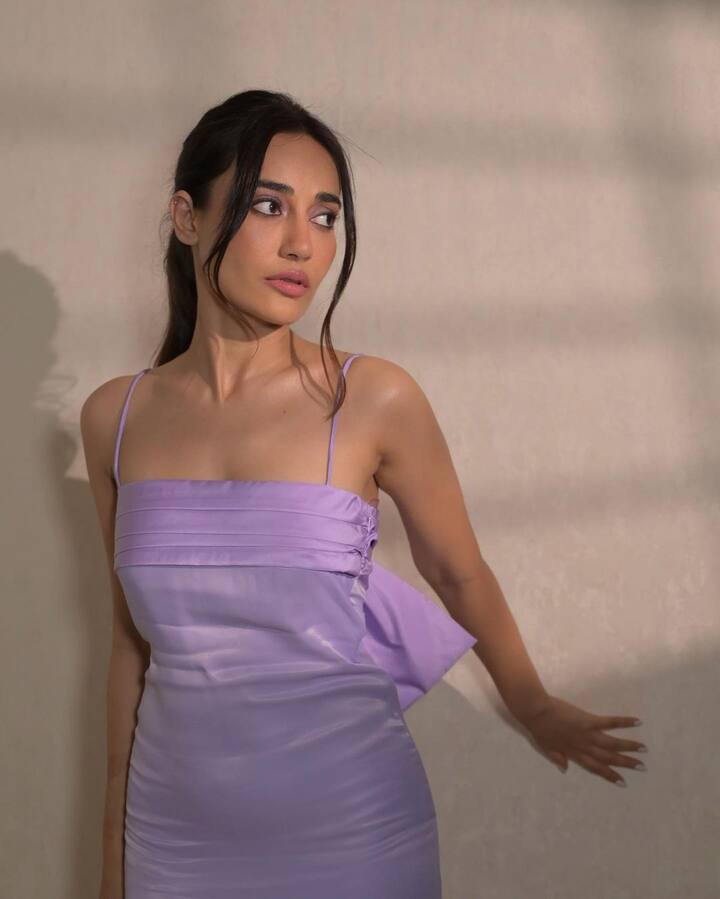 અભિનેત્રી સુરભી જ્યોતિએ  બોડીકોન ડ્રેસમાં  ખૂબ જ શાનદાર તસવીરો શેર કરી છે.