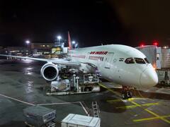 Air India की फ्लाइट के कॉकपिट में महिला मित्र को बैठाने वाले पायलट पर एक्शन, DGCA ने 3 महीने के लिए किया सस्पेंड