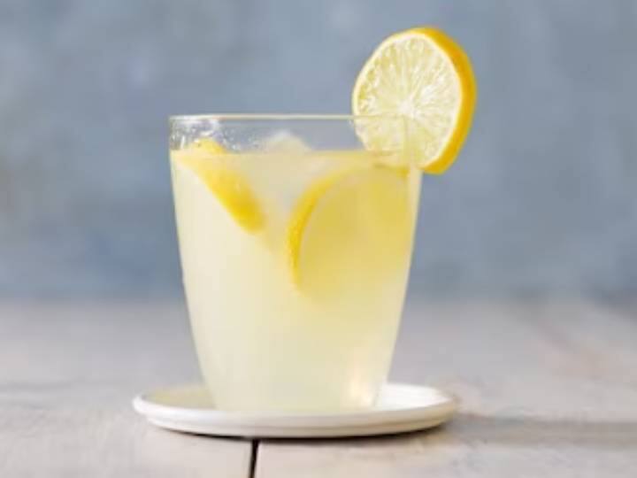 शिकंजी या 'इंडियन निम्बू पानी' नींबू से बना ऐसा ड्रिंक जिसे पाउडर मसाले और नींबू के रस से बनाया जाता है. गर्मी हो या थकावट सभी में इस तरह के ड्रिंक आपको अंदर से शांति देती है,  इसके अलावा, यह पाचन के लिए अच्छा है क्योंकि इसमें जीरा, पुदीना और यहां तक कि चाट मसाला भी होता है. जब आप थका हुआ महसूस करते हैं. तो ऐसे में मसाला शिकंजी सबसे अच्छा ऑप्शन है.   यदि आपने ऐसा ड्रिंक नहीं पिया है तो एक बार जरूर ट्राई कीजिए.  यह ड्रिंक आपके मेहमानों, रिश्तेदारों, या यहाँ तक कि दोस्तों को चिलचिलाती गर्मी के दिनों में परोसा जा सकता है. सरल लेकिन स्वादिष्ट पेय को बनाने की एक आसान कोशिश करें. यदि आप चाहते हैं कि पेय फ़िज़ी हो, तो पानी को सोडा से बदल दें.