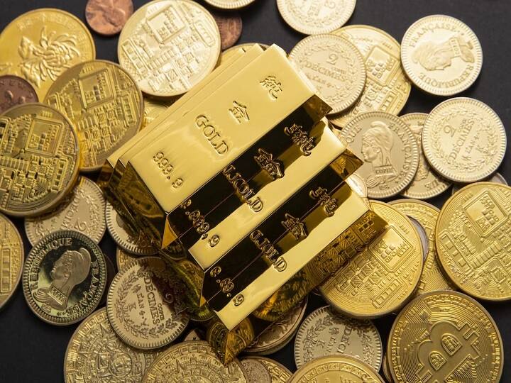 Gold Silver Price on 12 May 2023 Gold Price continues to decrease check silver price today Gold Silver Rate: रिकॉर्ड तेजी के बाद गोल्ड-सिल्वर के भाव में गिरावट जारी, 61,000 से नीचे लुढ़का सोना, जानें चांदी का हाल
