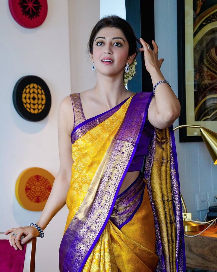 ఒక బిడ్డకు తల్లి అయినా కూడా ఏ మాత్రం చెక్కుచెదరని అందంతో ఆకట్టుకుంటుంది. Image Credit: Pranitha Subhash/Instagram