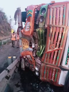 बोरघाट उतरताना ब्रेक फेल, चालकाचा ताबा सुटला अन् ट्रक पलटला; मुंबई-पुणे द्रुतगती मार्गावर भीषण अपघात