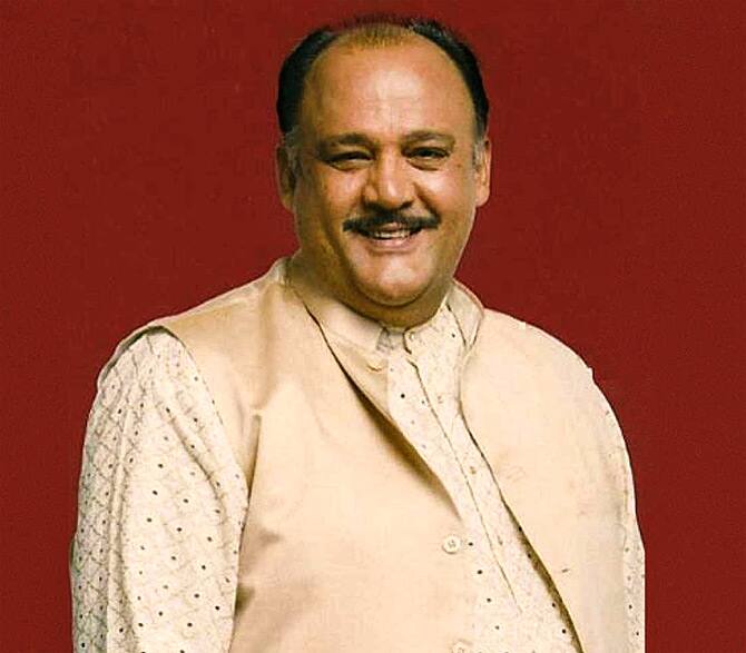 खबरों के अनुसार दोनों के बीच का रिश्ता ज्यादा वक्त नहीं चल पाया औऱ शो खत्म होते-होते से पहले ये कपल भी अलग हो गया. रिपोर्ट्स के अनुसार आलोक और नीना का रिश्ता टूटने के पीछे की वजह एक्ट्रेस का किसी और के साथ अफेयर होना था.