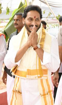 శ్రీలక్ష్మీ మహా యజ్ఞంలో పాల్గొన్న సీం జగన్, పంచెకట్టులో మెరిసన సీఎం