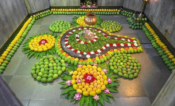 हापूस आंब्याच्या सुगंधाने मंदिर परिसर दरवळून गेला होता.