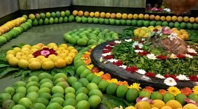 यावर्षी अवकाळी पाऊस, अति उष्णता यामुळे आंबा पीक कमी आलं आहे.
