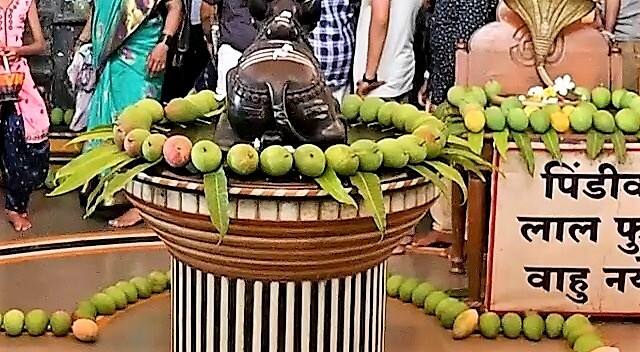 दरम्यान, कुणकेश्वर चरणी आंब्यांची आरास गेल्या आठ वर्षांपासून केली जात आहे.