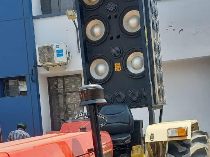 Punjab man putting heavy speaker on tractor in Ludhiana Now court will impose 2 lakhs fine ANN Ludhiana Traffic News: ट्रैक्टर पर 52 स्पीकर लगाकर हुड़दंग करना शख्स को पड़ा भारी, अब 2 लाख का कटेगा चालान!