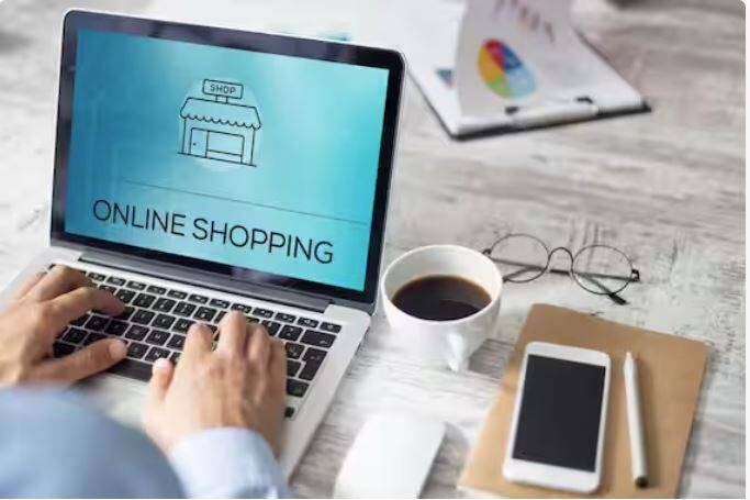 Flipkart ਅਤੇ Amazon ਦੇ ਸੌਦਿਆਂ ਅਤੇ ਪੇਸ਼ਕਸ਼ਾਂ 'ਤੇ ਨਜ਼ਰ ਰੱਖੋ ਕਿਉਂਕਿ ਇਹ ਦੋਵੇਂ ਪਲੇਟਫਾਰਮ ਸਮੇਂ-ਸਮੇਂ 'ਤੇ ਛੋਟ, ਕੈਸ਼ਬੈਕ ਅਤੇ ਹੋਰ ਪੇਸ਼ਕਸ਼ਾਂ ਦੀ ਪੇਸ਼ਕਸ਼ ਕਰਦੇ ਰਹਿੰਦੇ ਹਨ। ਤੁਸੀਂ ਪੈਸੇ ਦੀ ਬਚਤ ਜਾਂ ਮੁਫਤ ਸ਼ਿਪਿੰਗ ਜਾਂ ਵਿਸਤ੍ਰਿਤ ਵਾਰੰਟੀ ਵਰਗੇ ਵਾਧੂ ਲਾਭਾਂ ਦੀ ਵੀ ਭਾਲ ਕਰ ਸਕਦੇ ਹੋ।