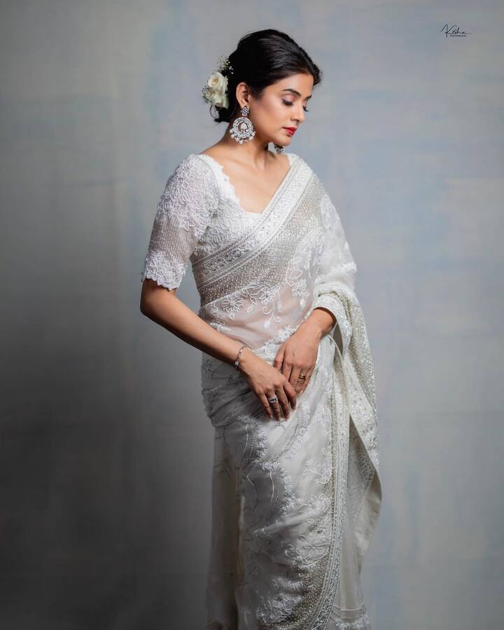 The Tehkikaat actor styled her hair in a loose bun