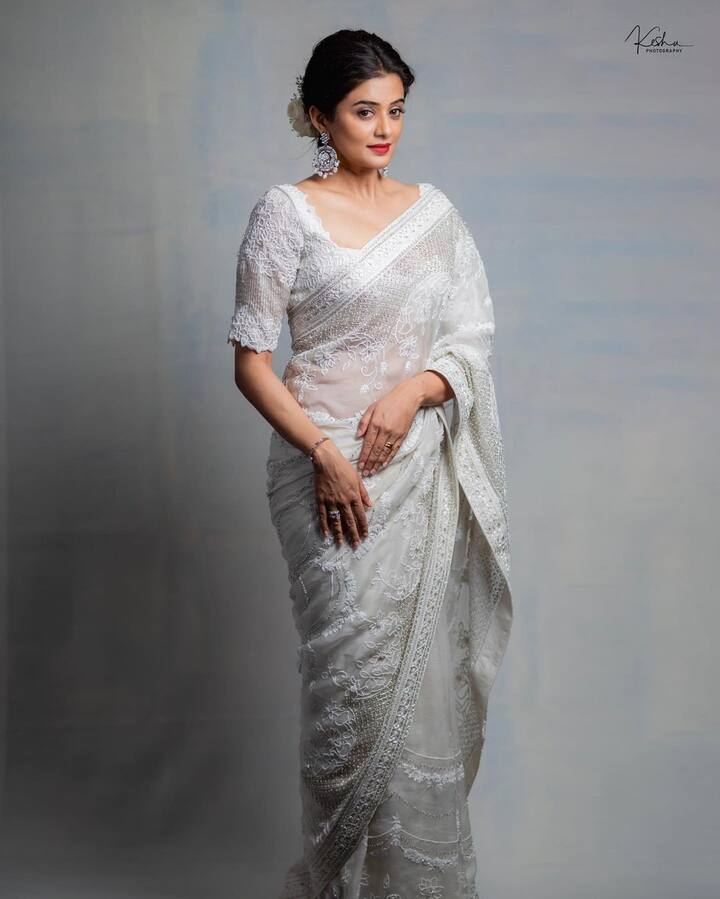 Priyamani wore dangling earrings with her ethnic outfit