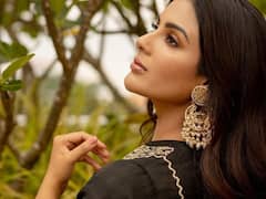 Samyuktha menon : என்னை சாய்த்தாலே உயிர் தேய்த்தாலே ..கருப்பு உடையில் கலக்கும் நடிகை சம்யுக்தா மேனன்!