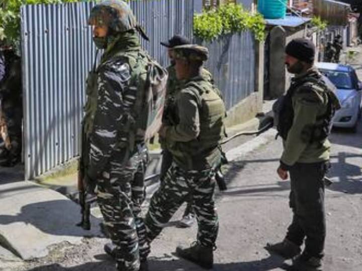 Jammu Kashmir SIA arrests Middle East Oman Based Terror Fugitive At Srinagar Airport ann Jammu-Kashmir: श्रीनगर एयरपोर्ट पर आतंकवादी गिरफ्तार, ओमान से आतंकी नेटवर्क का कर रहा था संचालन