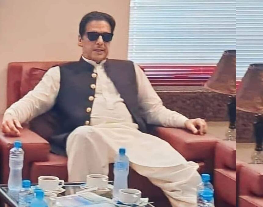 Imran Khan: गिरफ्तारी के 48 घंटे बाद रिहाई, अब ऐसे रौब में नजर आ रहे PTI चीफ इमरान खान Imran Khan after Release Pakistan Ex PM latest picture goes viral know Al Qadir Trust Scam Case Update Imran Khan: गिरफ्तारी के 48 घंटे बाद रिहाई, अब ऐसे रौब में नजर आ रहे PTI चीफ इमरान खान