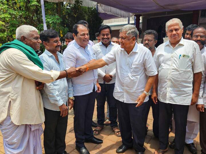 Former Karnataka Chief Minister and Congress leader Jagdish Shettar thanked his supporters at his office after the voting ended on May 10. (Source: PTI)