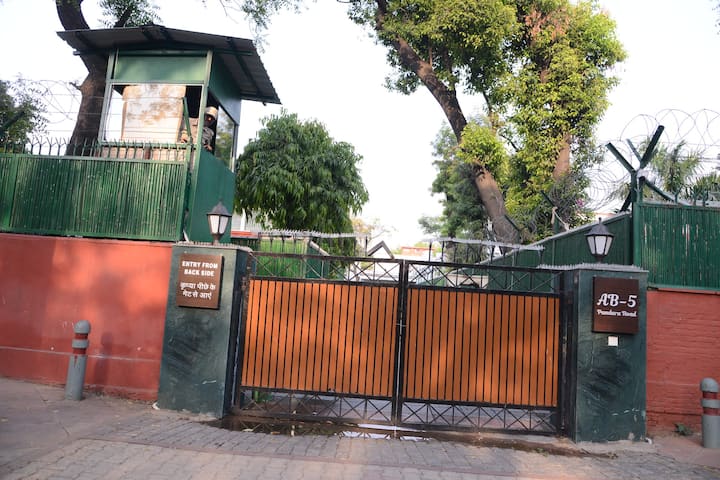 आम आदम पार्टी के नेता राघव चड्ढा और परिणीति चोपड़ा की सगाई को लेकर कपूरथला हाउस में तैयारियों जोरों से चल रही हैं.