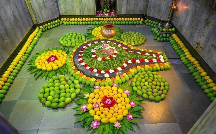 मंदिराच्या गाभाऱ्यात आणि पिंडी सभोवताली 11 हजार 111 आंब्यांची आकर्षक आरास करण्यात आली.