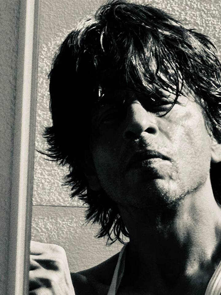 बांग्लादेश फिल्म सेंसर बोर्ड से क्लीयरेंस मिलने के बाद पठान दर्शकों के बीच धुआंधार प्रदर्शन करती दिखाई दे रही है. किंग खान के बांग्लादेशी फैंस उनकी फिल्म के रिलीज होने से बेहद ही खुश नजर आ रहे हैं. लंबे इंतजार के बाद फिल्म को मई में रिलीज करने की मंजूरी मिली थी.