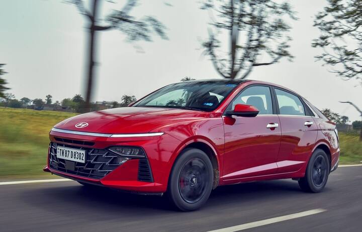 इस लिस्ट में पहला नाम हुंडई वरना का है. पिछले महीने सेडान कार खरीदने वाले ग्राहकों ने इसे सबसे ज्यादा पसंद किया और इसके 4,001 यूनिट्स की बिक्री हुई. इसकी शुरुआती कीमत 10.89 लाख रुपये एक्स-शोरूम है.