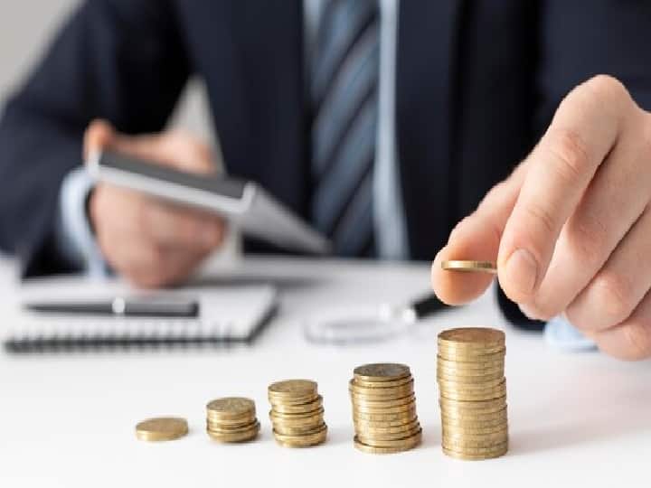 Inactive Bank Accounts:ऐसे में लोग कई बार जरूरत से ज्यादा बैंक खाता खुलवा लेते हैं और बाद में उसे ऑपरेट नहीं करते हैं. लंबे वक्त तक किसी खाते में ट्रांजैक्शन न होने की स्थिति में उसे निष्क्रिय कर दिया जाता है.