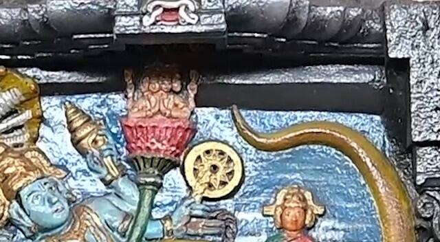 कुणकेश्वर, मिठमुंबरी तसेच तालुक्यातील बागायतदारांनी हापूस आंब्याच्या पेट्या श्री देव कुणकेश्वर मंदिरात आरास करण्यासाठी स्वखुशीने दिल्या होत्या.