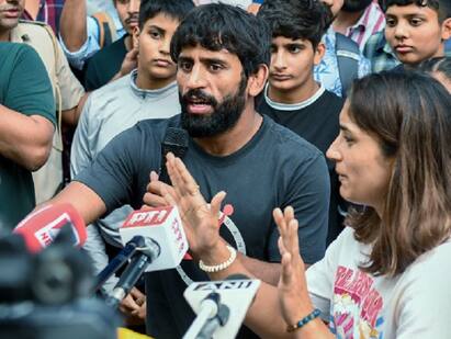 Phone Numbers Are Being Tracked, Alleges Wrestler Bajrang Punia எங்க ஃபோன் கால்ஸ் ஓட்டுக்கேட்கப்படுது.. அப்புறம்..” : போராடும் மல்யுத்த வீரர்கள் பகீர் குற்றச்சாட்டு