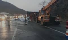 बोरघाट उतरताना ब्रेक फेल, चालकाचा ताबा सुटला अन् ट्रक पलटला; मुंबई-पुणे द्रुतगती मार्गावर भीषण अपघात