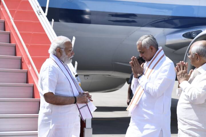 PM Modi Gujarat Visit: PM મોદી આજે ગુજરાત પ્રવાસે આવ્યા છે. એરપોર્ટ તેમને આવકારવા રાજ્યપાલ આચાર્ય દેવવ્રત,  મુખ્યમંત્રી ભૂપેન્દ્ર પટેલ, પ્રદેશ પ્રમુખ સી.આર. પાટીલ હાજર રહ્યા હતા.