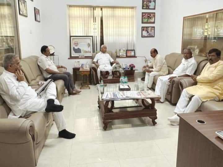 Karnataka Assembly Elections 2023 BJP leaders meet at BS Yeddyurappa residence before counting of votes Karnataka Election 2023: मतगणना से पहले येदियुरप्पा के आवास पर हुई बीजेपी नेताओं की बैठक, त्रिशंकु विधानसभा की संभावना से इंकार