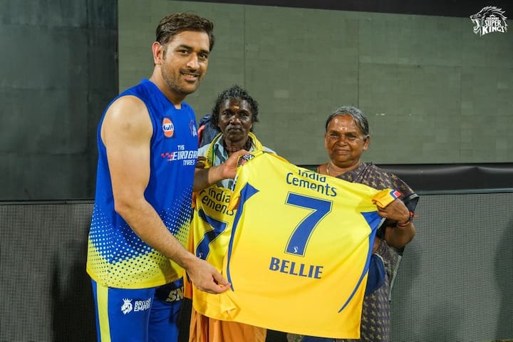 'द एलिफंट विस्परर्स'डॉक्युमेंट्रीची दिग्दर्शिका कार्तिकी गोंजाल्विस,या डॉक्युमेंट्रीमधील बोमन आणि  बेली यांची भेट महेंद्र सिंह धोनीनं घेतली.