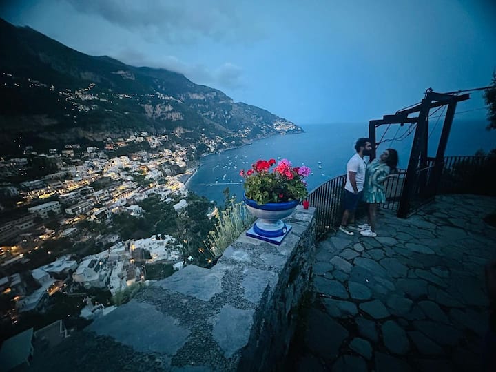 ‘உன்னோடு வாழ்வது ஆனந்தமே..ஒவ்வொரு பொழுதிலும் பேரின்பமே..’ கணவர் சூரஜ் நம்பியாருடன் மௌனி.