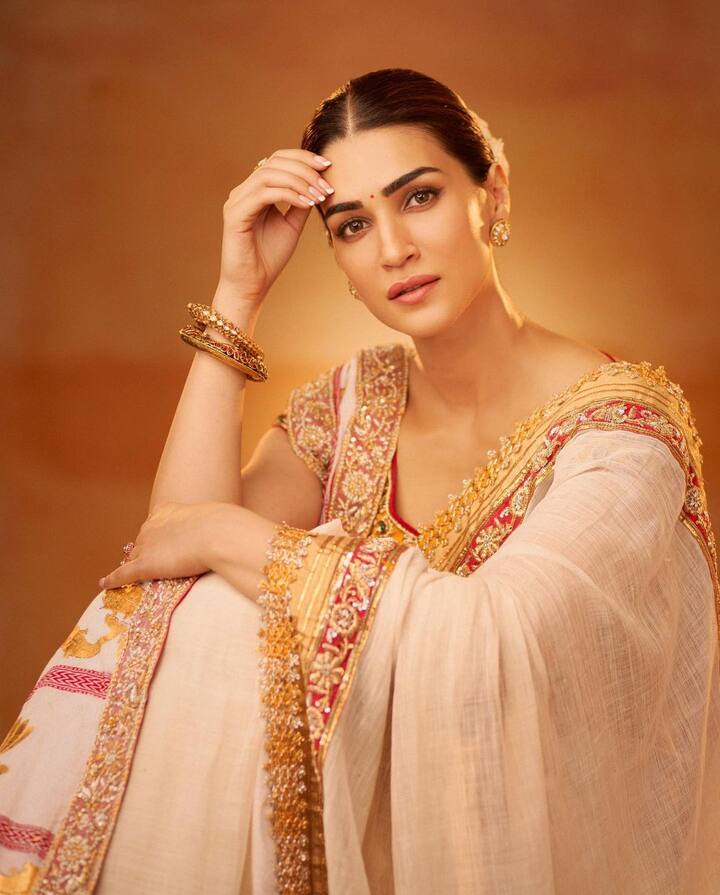 Additionally, she tied her hair into a bun adorning it with flowers. (Image Source: Instagram/Kriti Sanon)