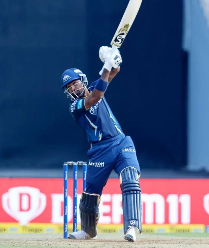 நேற்று மும்மை அணியும் குஜராத் அணியும் மோதிக்கொண்டது. இந்த போட்டியில் டாஸை வென்ற குஜராத் அணி முதலில் பந்து வீசியது.