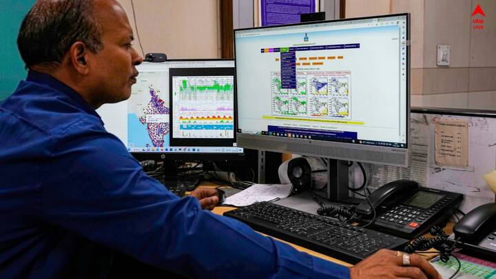 শুধুমাত্র মৎস্যজীবীদের সমুদ্রে যাওযার ক্ষেত্রে জারি করা হয়েছে সতর্কবার্তা। জানাল আবহাওয়া দফতর