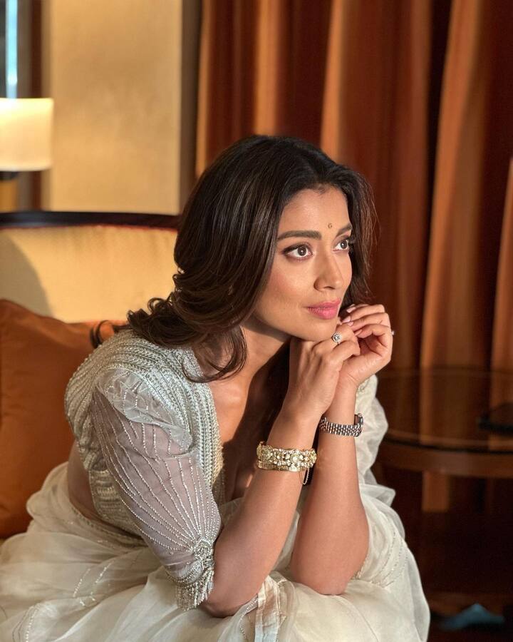మ్యూజిక్ టీచర్ గా విద్యార్థుల స్ట్రెస్ ను తగ్గించేందుకు ప్రయత్నం చేస్తుంది. Photo Credit: Shriya Saran/Instagram