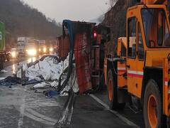 बोरघाट उतरताना ब्रेक फेल, चालकाचा ताबा सुटला अन् ट्रक पलटला; मुंबई-पुणे द्रुतगती मार्गावर भीषण अपघात