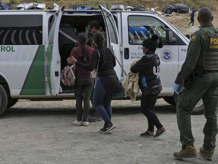 After the Border Patrol leave the area, aid workers distribute food and water through the bollards in the wall, again prioritising women with children. Beyond food and water, another lifeline volunteers provide is the charging of cell phones, so that migrants can communicate with loved ones back home. (Source: Getty)
