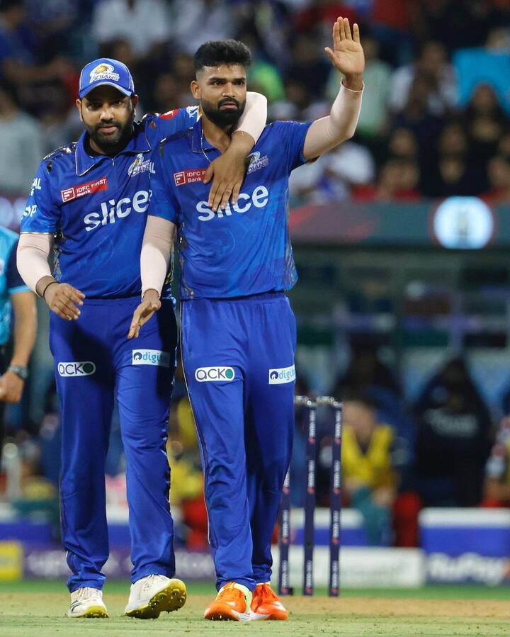 இதனை தொடர்ந்து களமிறங்கிய மும்பை அணி, குஜராத் அணியின் பந்துவீச்சை நாலாபுறமும் சிதறடித்தது. ரஷீத் கான் தனது சிறப்பான பந்து வீச்சால் 4 விக்கேட்டை வீழ்த்தினார்.