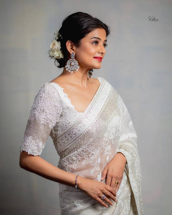 Meanwhile, let us know what do you think of Priyamani's latest pics
