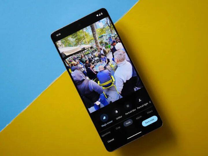 अगर आप मैजिक एडिटर का इस्तेमाल करना चाहते हैं तो इसके लिए आपको सिर्फ गूगल फोटोज (Google Photos) में अपनी तस्वीर ओपन करनी है. तस्वीर के नीचे ही आपको एडिट का ऑप्शन मिल जायेगा.