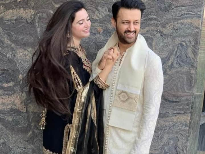 Atif Aslam Wife Pics: अभी तक आपने बी-टाउन की हसीनाओं की खूबसूरती के चर्चे सुने होंगे. लेकिन आज हम आपको सिंगर आतिफ असलम की वाइफ से रूबरू करवाने जा रहे हैं. जिनके आगे हर हसीना फीकी पड़ जाती हैं.