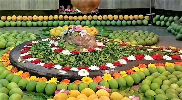कुणकेश्वर मंदिर पांडवकालीन मंदिर आहे. या मंदिराची बांधणी वास्तुकलेचा सुंदर नमुना आहे.