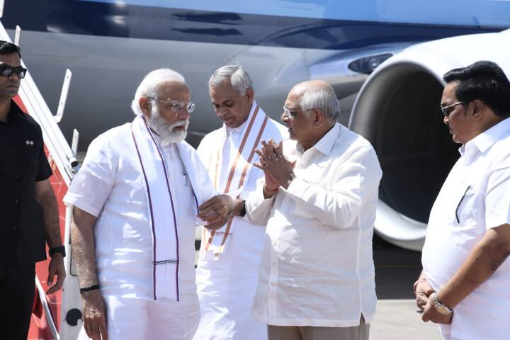 એરપોર્ટ પર પીએમનું સ્વાગત કરતાં મુખ્યમંત્રી ભૂપેન્દ્ર પટેલ.