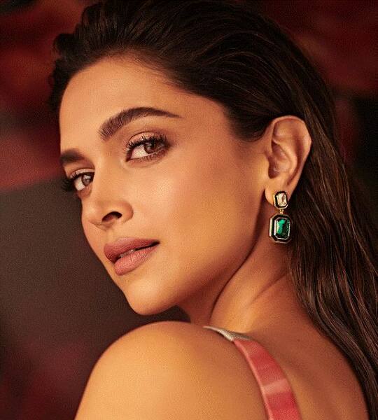 बॉलिवूडमधील प्रसिद्ध अभिनेत्री दीपिका पदुकोणने (Deepika Padukone) फक्त भारतातच नाही तर जगभरात विशेष ओळख निर्माण केली आहे.