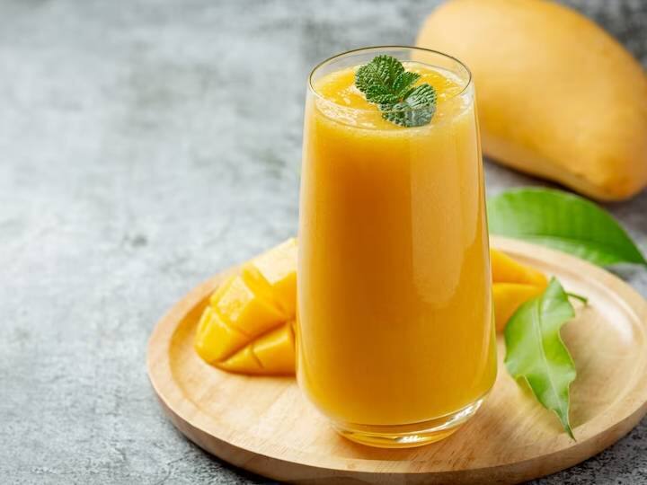 प्रत्येक गिलास में आधा मैंगो प्यूरी डालें. अब क्लब सोडा डालें और मिलाएं. ऊपर से बर्फ डालें, मिलाएं और परोसें.