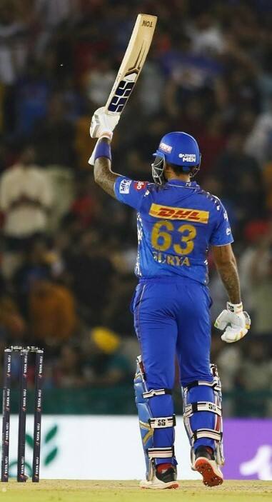 மேலும் சூரியகுமார் யாதவின் அபார ஆட்டத்தால் மும்பை அணி 218 ரன்களை எடுத்தது. பின்னர் களமிறங்கிய குஜராத் அணி தொடக்கம் முதலே தடுமாறியது.