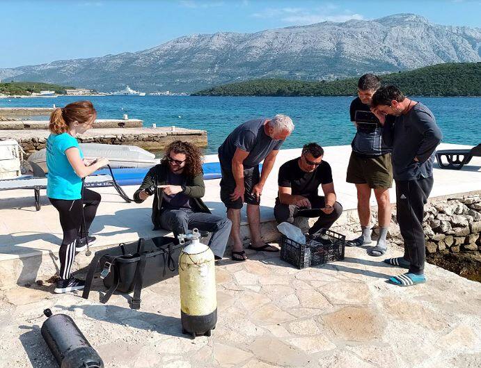 ਇਕ ਰਿਪੋਰਟ ਮੁਤਾਬਕ ਇਹ ਸੜਕ ਭੂਮੱਧ ਸਾਗਰ ਦੇ ਐਡਰਿਆਟਿਕ ਸਾਗਰ 'ਚ 4 ਤੋਂ 5 ਮੀਟਰ ਦੀ ਡੂੰਘਾਈ 'ਚ ਮਿਲੀ। ਸੜਕ ਦੀ ਖੋਜ ਕੋਰਕੁਲਾ ਦੇ ਨੇੜੇ ਕੀਤੀ ਗਈ ਹੈ, ਜੋ ਕਿ ਕਰੋਸ਼ੀਆ ਦੇ ਸਭ ਤੋਂ ਦੱਖਣੀ ਕਾਉਂਟੀ, ਡਬਰੋਵਨਿਕ-ਨੇਰੇਤਵਾ ਵਿੱਚ ਸਥਿਤ ਹੈ। ਮਾਹਿਰਾਂ ਦਾ ਮੰਨਣਾ ਹੈ ਕਿ ਇਹ ਸੜਕ ਕਦੇ ਕਿਸੇ ਪ੍ਰਾਚੀਨ ਹਵਾਰ ਸਭਿਅਤਾ ਦਾ ਹਿੱਸਾ ਰਹੀ ਹੋ ਸਕਦੀ ਹੈ, ਜੋ ਮੁੱਖ ਟਾਪੂ ਤੋਂ ਥੋੜੀ ਦੂਰ ਸੀ।