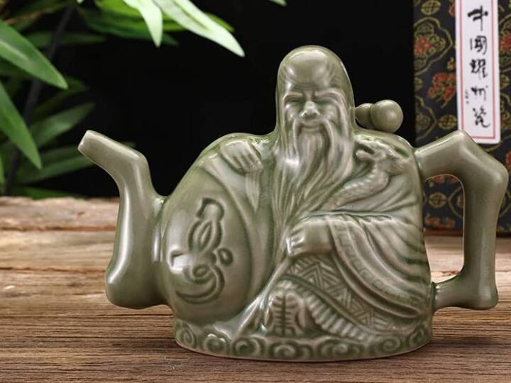 Assassin teapot नाम का यह teapot ऐसा है कि एक बार इसे तिरछा करेंगे तो एक तरल निकल कर आएगा. वहीं, जब दूसरी बार तिरछा करते हैं तो दूसरा तरल बाहर आता है.