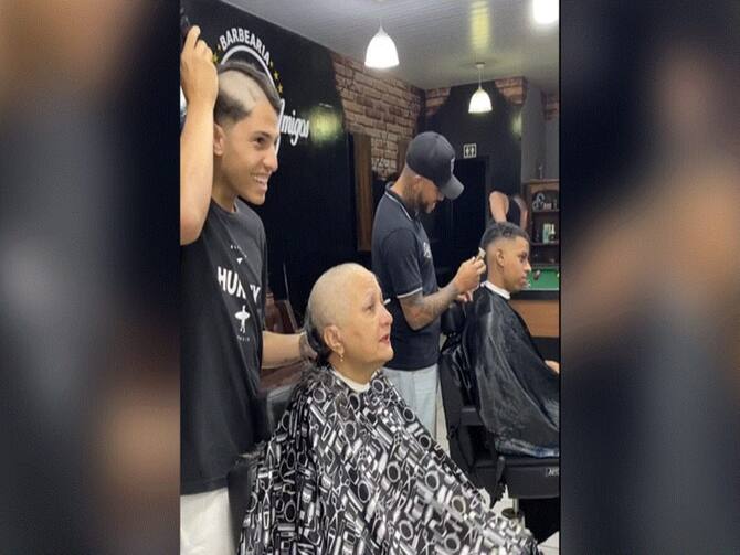 Barber Shaves His Head in Solidarity With Mother Fighting Cancer